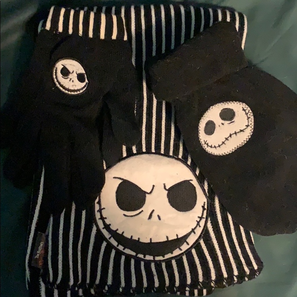 Nightmare Before Christmas glove and scarf set